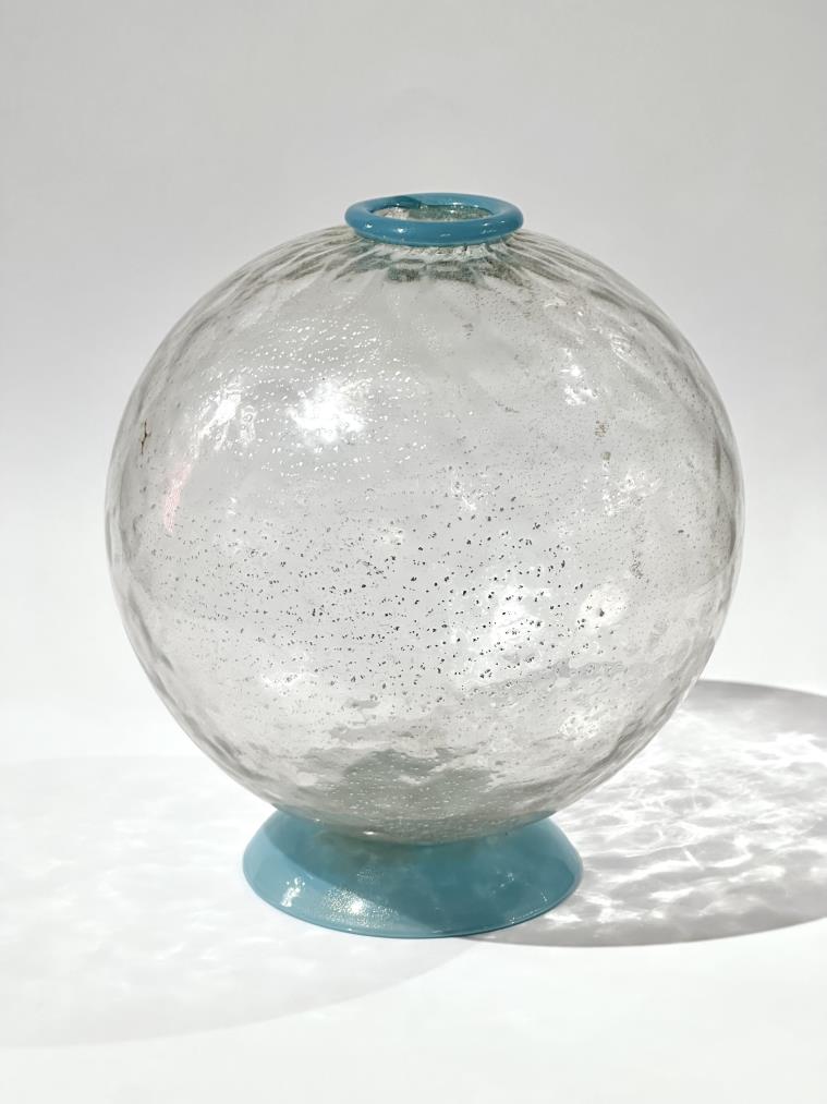 Globular balloton vase